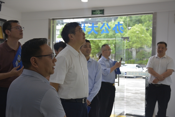 产品展示大厅参观.jpg